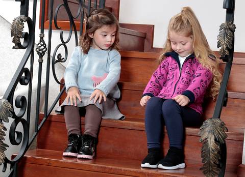 Meninas sentadas na escada'
