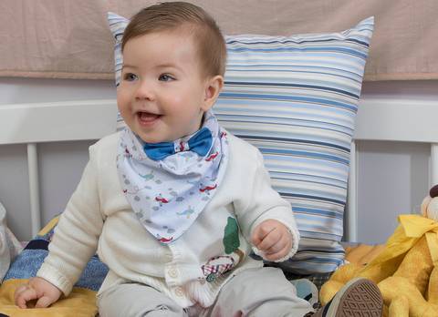 Bebê com roupa de inverno'