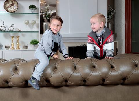 Meninos brincando na sala'