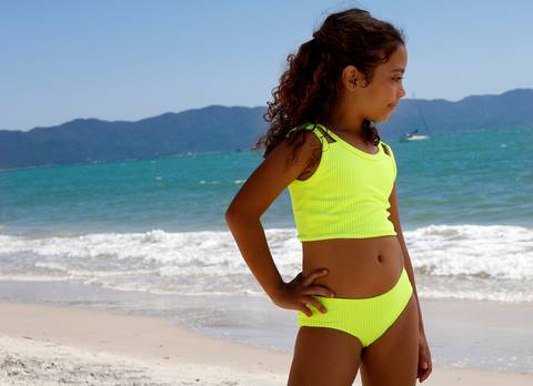 Menina com biquíni na praia'