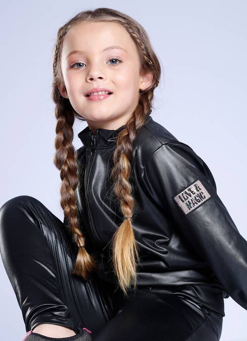 Menina com roupa preta'