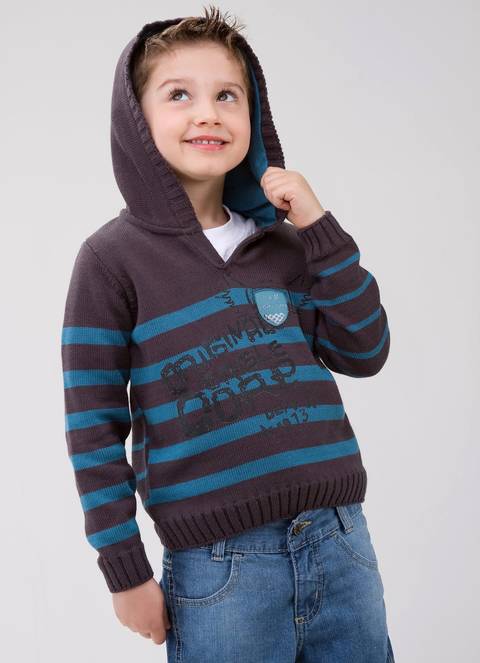 Menino com blusa e capuz'