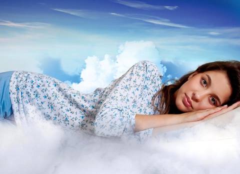 Mulher de pijama nas nuvens'