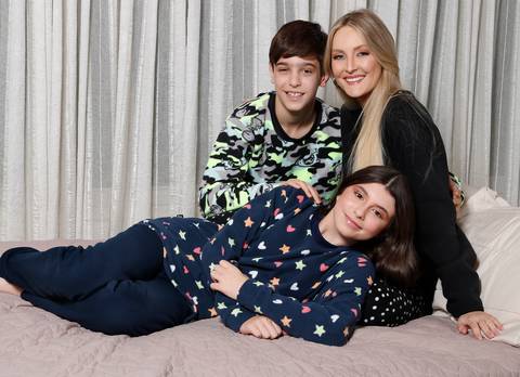 Mãe e filhos de pijama'