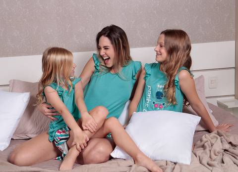 Mãe e filhas de pijama'