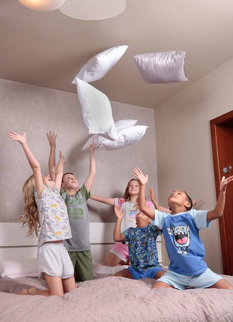 Crianças de pijama brincando'