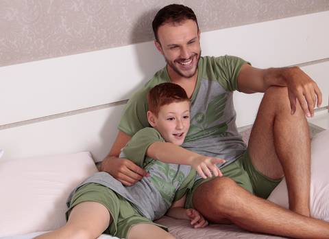 Pai e filho de pijama'