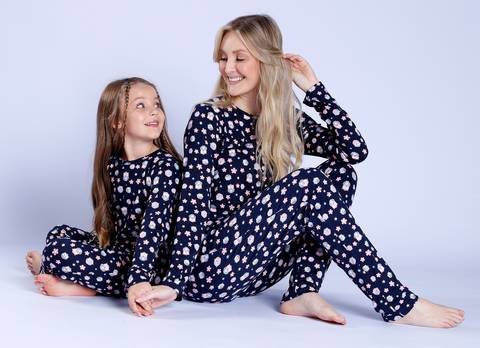 Mãe e filha de pijama'