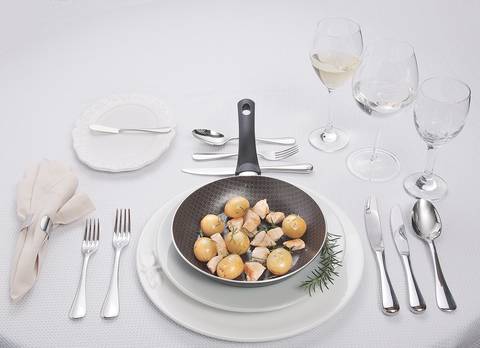 Produção de alimentos em frigideira'