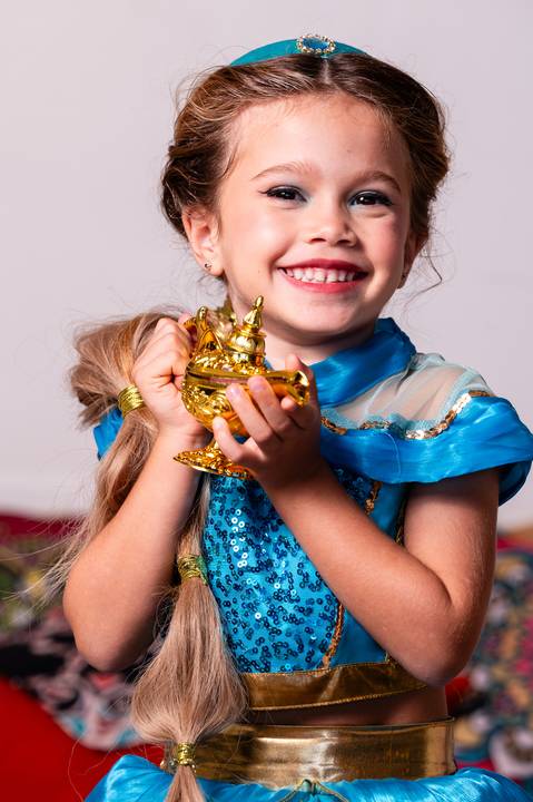 Fotografia infantil na Barra da Tijuca. Ensaio fotográfico, retrato infantil tema Disney Jasmine. Fotos da fotógrafa de família e casamento Jaque Salles Fotografia.'