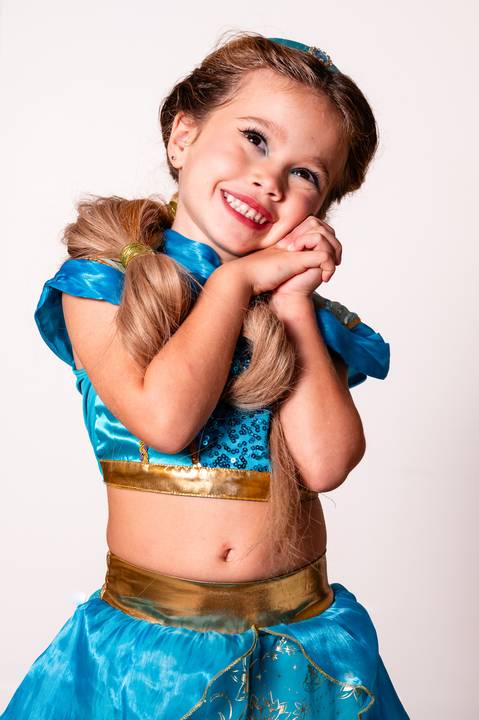 Fotografia infantil na Barra da Tijuca. Ensaio fotográfico, retrato infantil tema Disney Jasmine. Fotos da fotógrafa de família e casamento Jaque Salles Fotografia.'