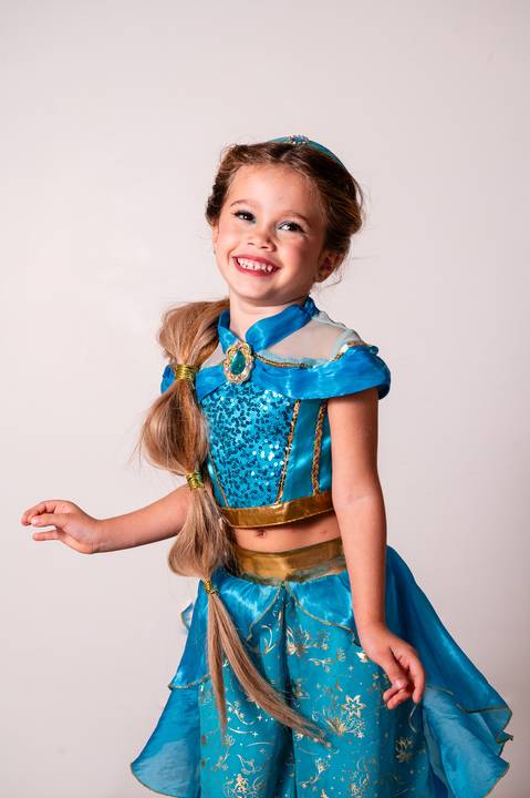 Fotografia infantil na Barra da Tijuca. Ensaio fotográfico, retrato infantil tema Disney Jasmine. Fotos da fotógrafa de família e casamento Jaque Salles Fotografia.'