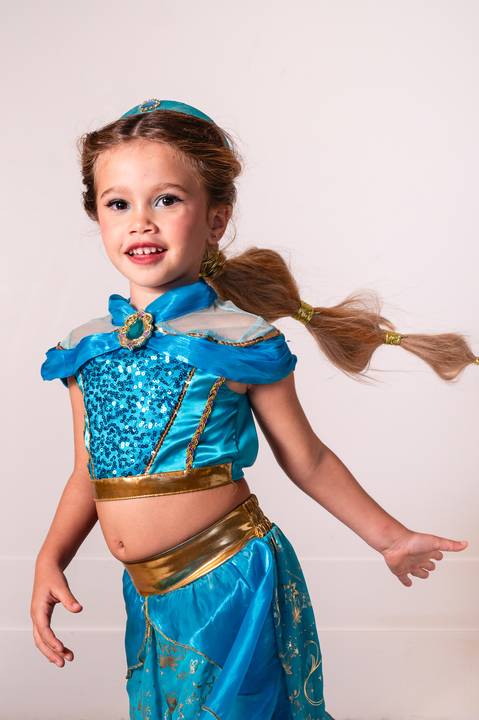 Fotografia infantil na Barra da Tijuca. Ensaio fotográfico, retrato infantil tema Disney Jasmine. Fotos da fotógrafa de família e casamento Jaque Salles Fotografia.'