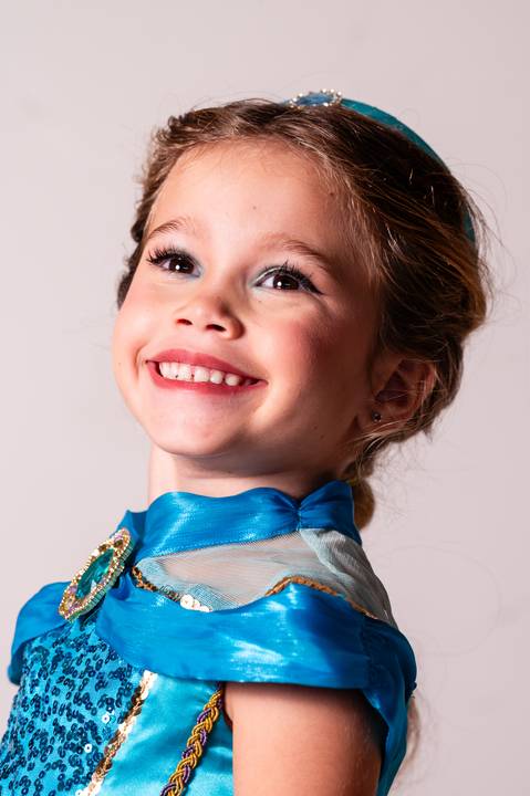 Fotografia infantil na Barra da Tijuca. Ensaio fotográfico, retrato infantil tema Disney Jasmine. Fotos da fotógrafa de família e casamento Jaque Salles Fotografia.'