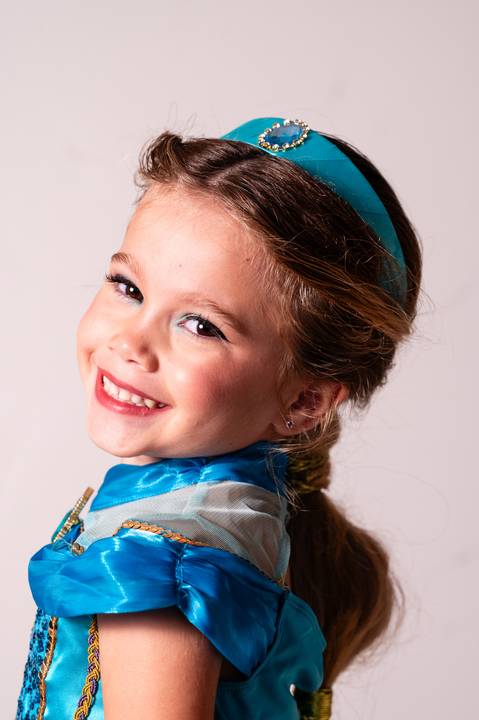 Fotografia infantil na Barra da Tijuca. Ensaio fotográfico, retrato infantil tema Disney Jasmine. Fotos da fotógrafa de família e casamento Jaque Salles Fotografia.'