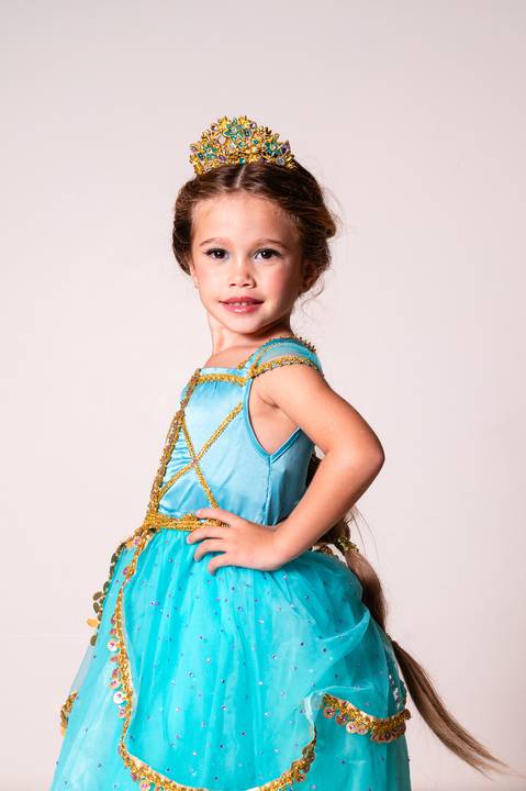 Fotografia infantil na Barra da Tijuca. Ensaio fotográfico, retrato infantil tema Disney Jasmine. Fotos da fotógrafa de família e casamento Jaque Salles Fotografia.'