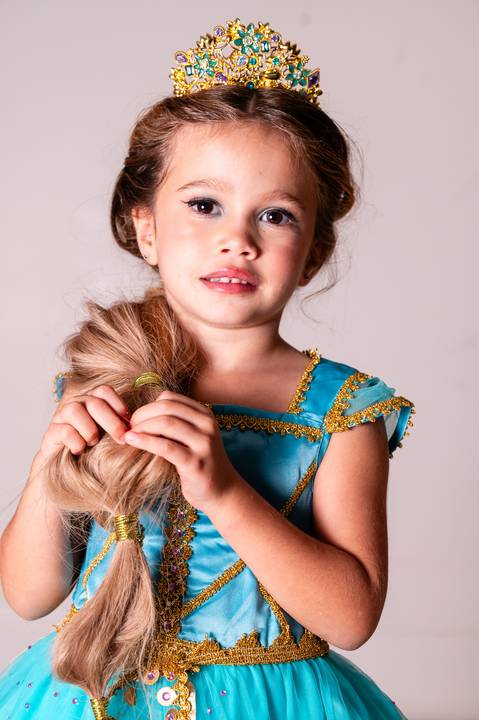 Fotografia infantil na Barra da Tijuca. Ensaio fotográfico, retrato infantil tema Disney Jasmine. Fotos da fotógrafa de família e casamento Jaque Salles Fotografia.'