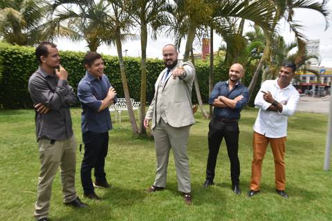 FOTOS NO JARDIM COM OS FAMILIARES DO NOIVO'