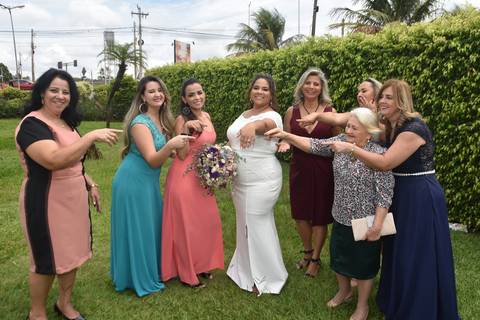 A NOIVOS E SEUS FAMILIRES NO JARDIM'