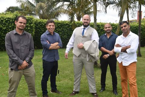 FOTOS NO JARDIM COM OS FAMILIARES DO NOIVO'