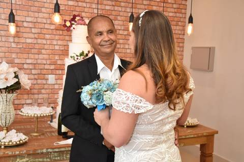 OS NOIVOS SALA COM A DECORAÇÃO'