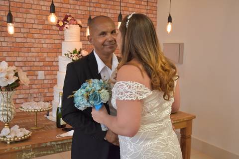 OS NOIVOS SALA COM A DECORAÇÃO'