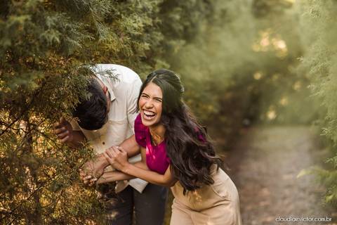 ensaio casal feito por fotógrafo de casamento em vila velha fotógrafo de casamento em serra fotógrafo de casamento em vitória com woody cabanas fotos de casal no campo por do sol e pre wedding'