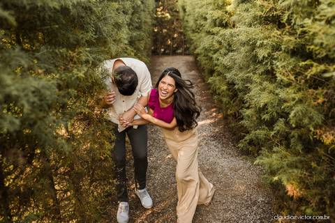 ensaio casal feito por fotógrafo de casamento em vila velha fotógrafo de casamento em serra fotógrafo de casamento em vitória com woody cabanas fotos de casal no campo por do sol e pre wedding'