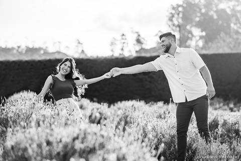 ensaio casal feito por fotógrafo de casamento em vila velha fotógrafo de casamento em serra fotógrafo de casamento em vitória com woody cabanas fotos de casal no campo por do sol e pre wedding'