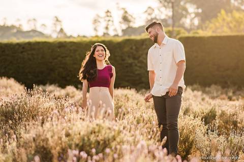 ensaio casal feito por fotógrafo de casamento em vila velha fotógrafo de casamento em serra fotógrafo de casamento em vitória com woody cabanas fotos de casal no campo por do sol e pre wedding'