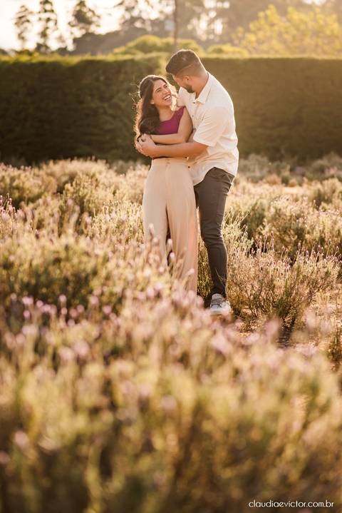 ensaio casal feito por fotógrafo de casamento em vila velha fotógrafo de casamento em serra fotógrafo de casamento em vitória com woody cabanas fotos de casal no campo por do sol e pre wedding'