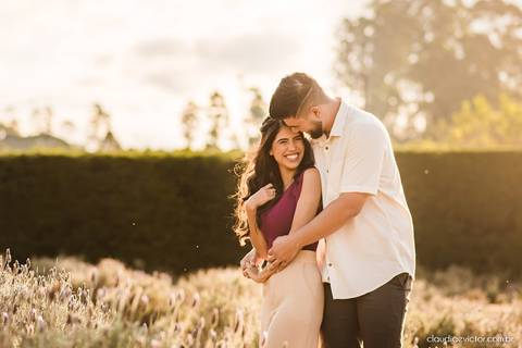 ensaio casal feito por fotógrafo de casamento em vila velha fotógrafo de casamento em serra fotógrafo de casamento em vitória com woody cabanas fotos de casal no campo por do sol e pre wedding'