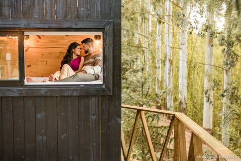 ensaio casal feito por fotógrafo de casamento em vila velha fotógrafo de casamento em serra fotógrafo de casamento em vitória com woody cabanas fotos de casal no campo por do sol e pre wedding'