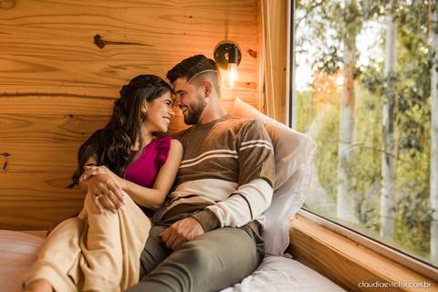 ensaio casal feito por fotógrafo de casamento em vila velha fotógrafo de casamento em serra fotógrafo de casamento em vitória com woody cabanas fotos de casal no campo por do sol e pre wedding'