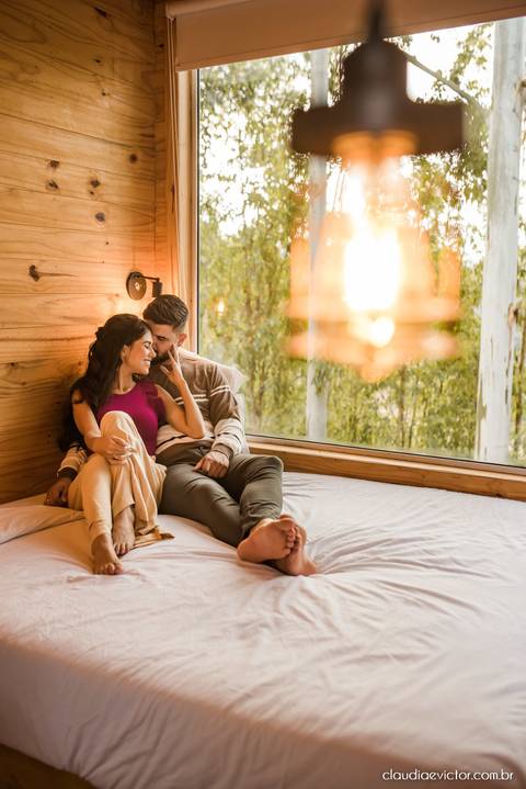 ensaio casal feito por fotógrafo de casamento em vila velha fotógrafo de casamento em serra fotógrafo de casamento em vitória com woody cabanas fotos de casal no campo por do sol e pre wedding'