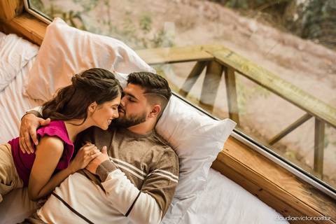 ensaio casal feito por fotógrafo de casamento em vila velha fotógrafo de casamento em serra fotógrafo de casamento em vitória com woody cabanas fotos de casal no campo por do sol e pre wedding'