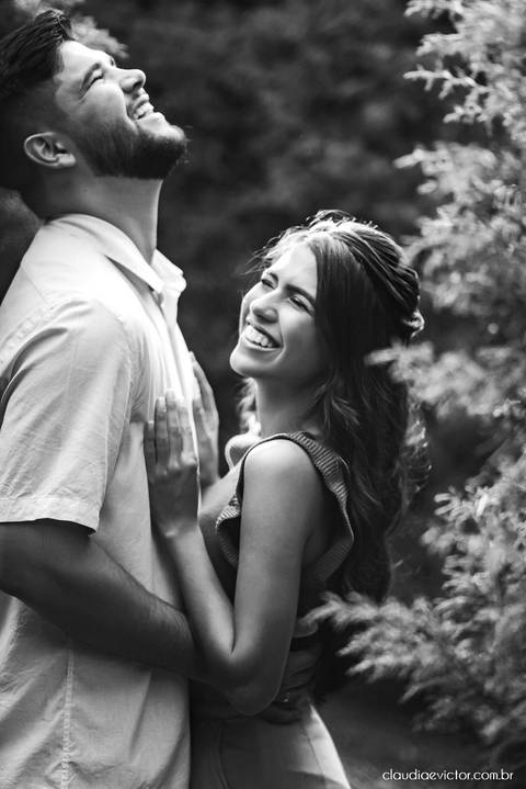 ensaio casal feito por fotógrafo de casamento em vila velha fotógrafo de casamento em serra fotógrafo de casamento em vitória com woody cabanas fotos de casal no campo por do sol e pre wedding'