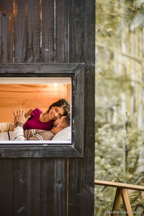 ensaio casal feito por fotógrafo de casamento em vila velha fotógrafo de casamento em serra fotógrafo de casamento em vitória com woody cabanas fotos de casal no campo por do sol e pre wedding'