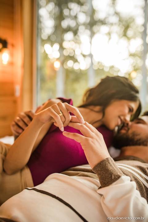 ensaio casal feito por fotógrafo de casamento em vila velha fotógrafo de casamento em serra fotógrafo de casamento em vitória com woody cabanas fotos de casal no campo por do sol e pre wedding'