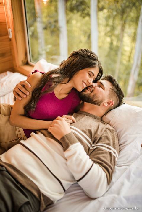 ensaio casal feito por fotógrafo de casamento em vila velha fotógrafo de casamento em serra fotógrafo de casamento em vitória com woody cabanas fotos de casal no campo por do sol e pre wedding'