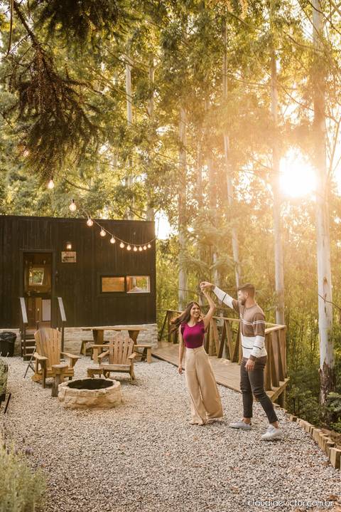 ensaio casal feito por fotógrafo de casamento em vila velha fotógrafo de casamento em serra fotógrafo de casamento em vitória com woody cabanas fotos de casal no campo por do sol e pre wedding'