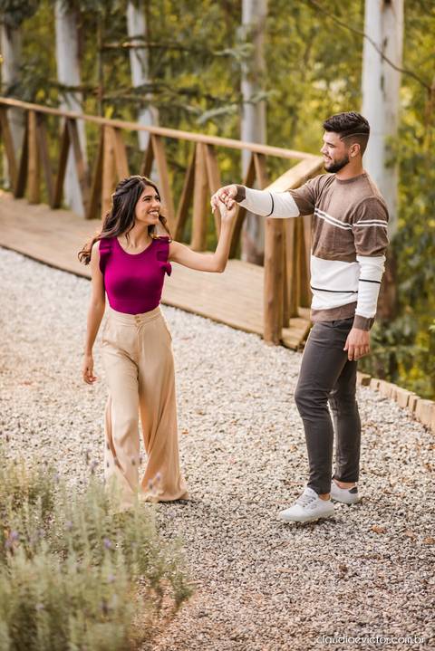 ensaio casal feito por fotógrafo de casamento em vila velha fotógrafo de casamento em serra fotógrafo de casamento em vitória com woody cabanas fotos de casal no campo por do sol e pre wedding'