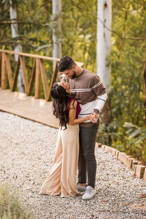 ensaio casal feito por fotógrafo de casamento em vila velha fotógrafo de casamento em serra fotógrafo de casamento em vitória com woody cabanas fotos de casal no campo por do sol e pre wedding'