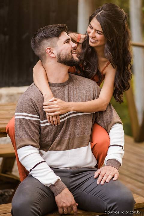 ensaio casal feito por fotógrafo de casamento em vila velha fotógrafo de casamento em serra fotógrafo de casamento em vitória com woody cabanas fotos de casal no campo por do sol e pre wedding'