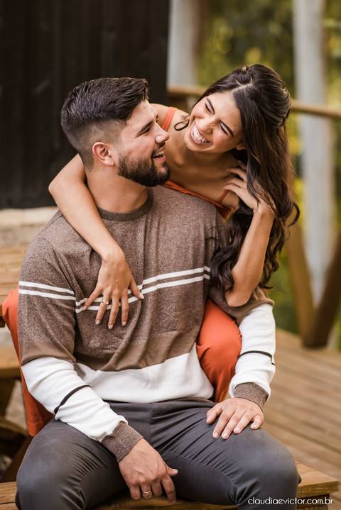 ensaio casal feito por fotógrafo de casamento em vila velha fotógrafo de casamento em serra fotógrafo de casamento em vitória com woody cabanas fotos de casal no campo por do sol e pre wedding'