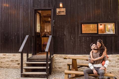 ensaio casal feito por fotógrafo de casamento em vila velha fotógrafo de casamento em serra fotógrafo de casamento em vitória com woody cabanas fotos de casal no campo por do sol e pre wedding'