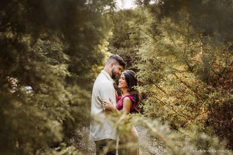 ensaio casal feito por fotógrafo de casamento em vila velha fotógrafo de casamento em serra fotógrafo de casamento em vitória com woody cabanas fotos de casal no campo por do sol e pre wedding'
