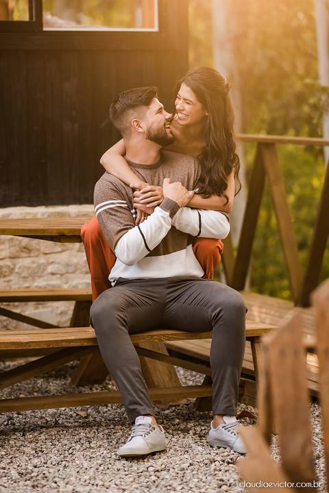 ensaio casal feito por fotógrafo de casamento em vila velha fotógrafo de casamento em serra fotógrafo de casamento em vitória com woody cabanas fotos de casal no campo por do sol e pre wedding'