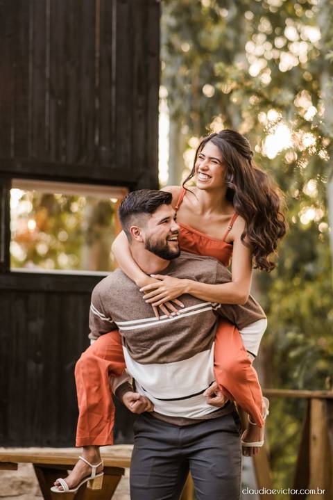 ensaio casal feito por fotógrafo de casamento em vila velha fotógrafo de casamento em serra fotógrafo de casamento em vitória com woody cabanas fotos de casal no campo por do sol e pre wedding'