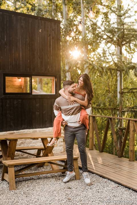 ensaio casal feito por fotógrafo de casamento em vila velha fotógrafo de casamento em serra fotógrafo de casamento em vitória com woody cabanas fotos de casal no campo por do sol e pre wedding'
